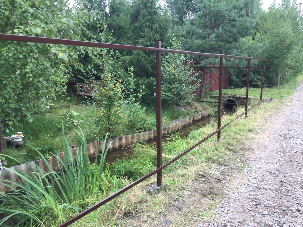 Забор из металлического штакетника в деревне Куйвози