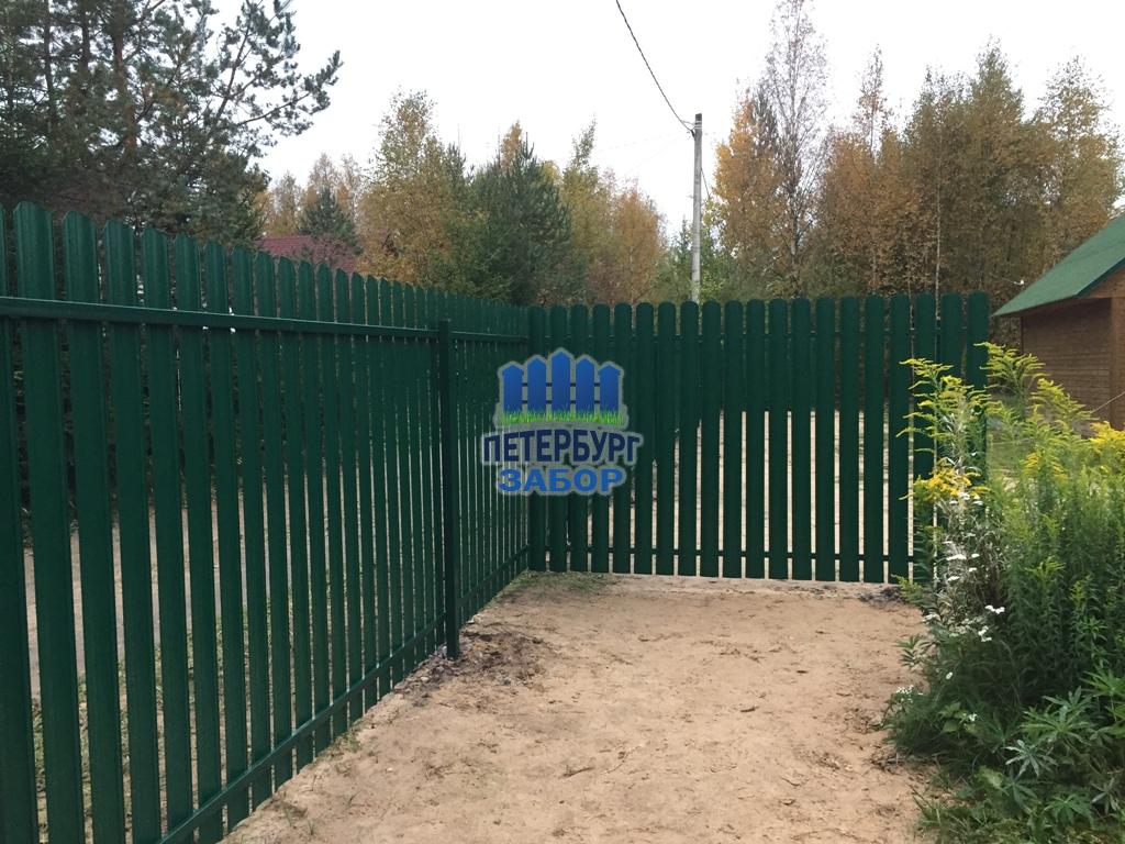 Забор из металлического штакетника в посёлке Победа