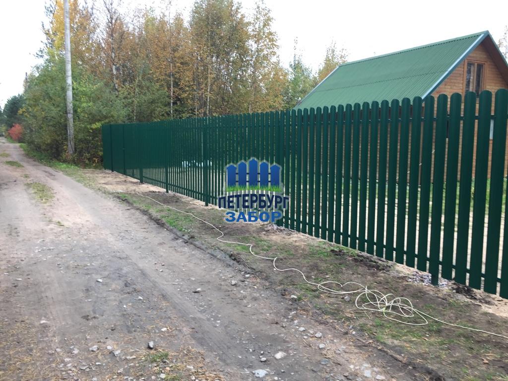 Забор из металлического штакетника в посёлке Победа
