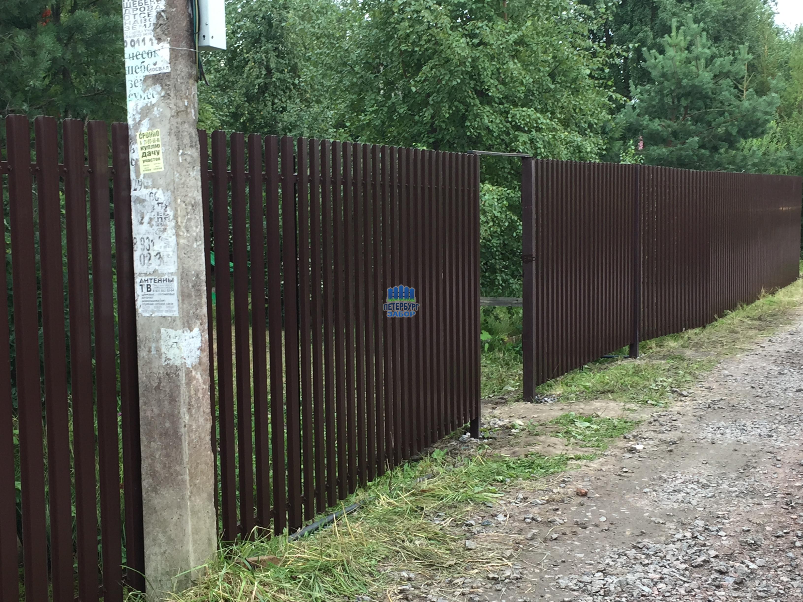 Забор из металлического штакетника в деревне Куйвози